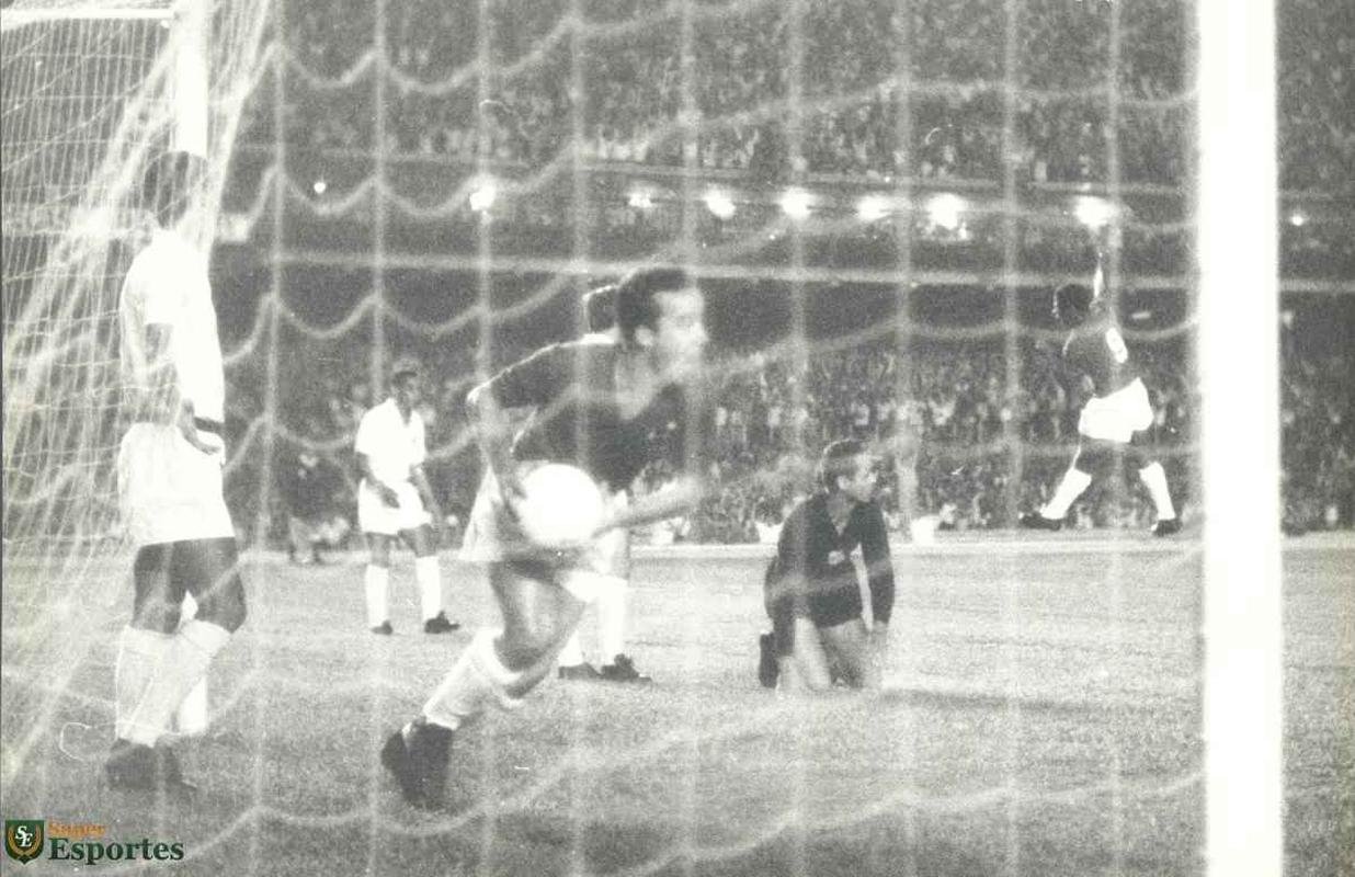 Imagens da vitria do Cruzeiro sobre o Santos, por 6 a 2, no Mineiro, no jogo de ida da final da Taa Brasil de 1966. Gols celestes foram marcados por Z Carlos (contra), Natal, Dirceu Lopes (3) e Tosto (pnalti)