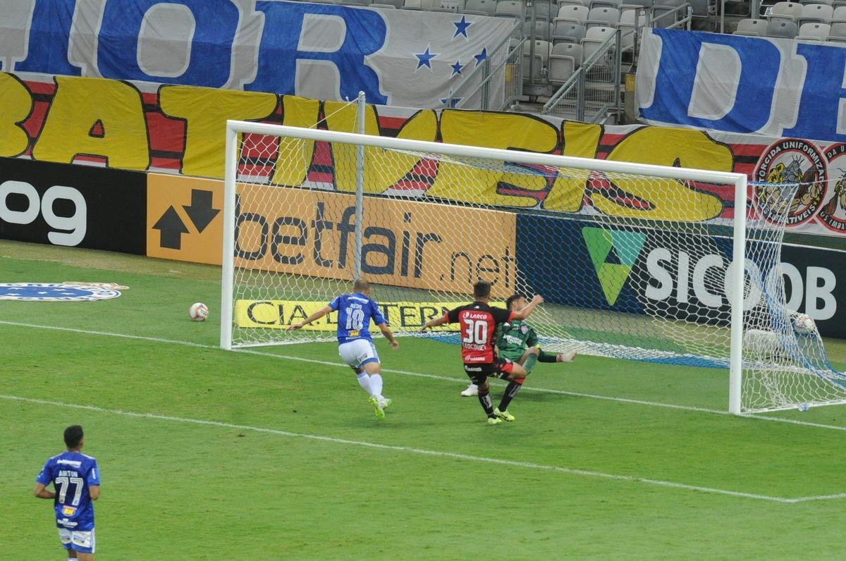 Rgis fez gol do Cruzeiro no triunfo sobre o Vitria