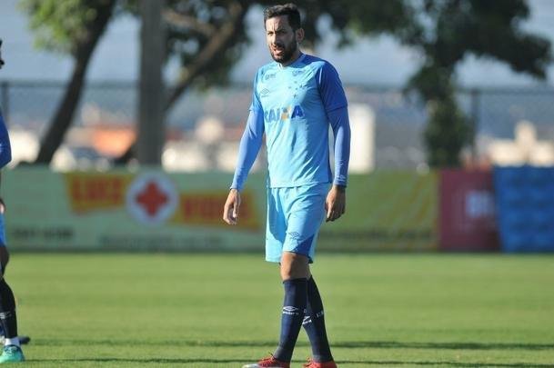 Jogadores do Cruzeiro durante treino desta sexta-feira na Toca da Raposa II