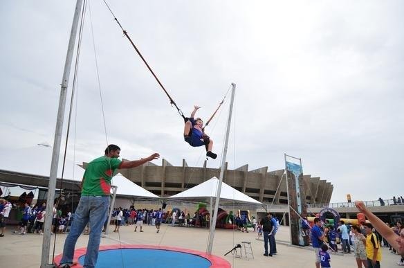Crianas fazem a festa na esplanada Sul do Mineiro no aniversrio de 10 anos do Raposo; muitos brinquedos foram montados no local e houve at apresentao circense e de mgico