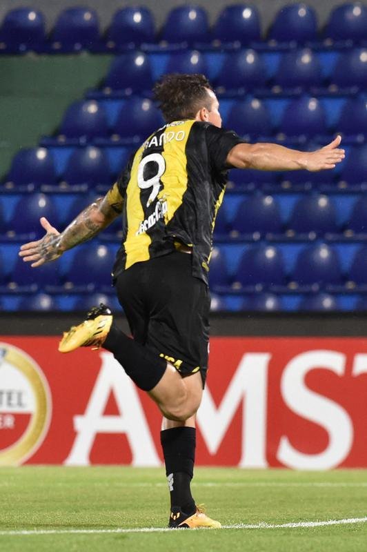 Fernando Fernndez abriu o placar para o Guaran sobre o Amrica no Defensores del Chaco. Em cobrana de pnalti, ele marcou 1 a 0