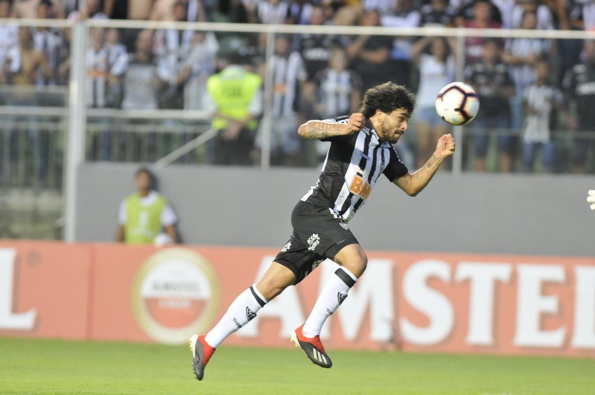 No primeiro tempo, Atltico abriu 3 a 1 no placar, com gols de Luan e Ricardo Oliveira (2)