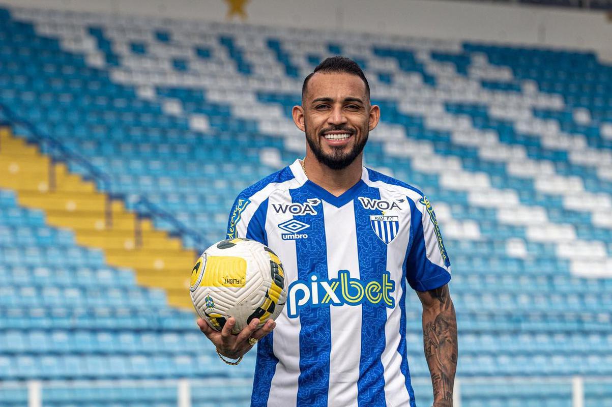 Ava contratou o lateral-esquerdo Natanael