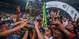 Jogadores do Grmio erguem a taa e festejam o penta da Copa do Brasil
