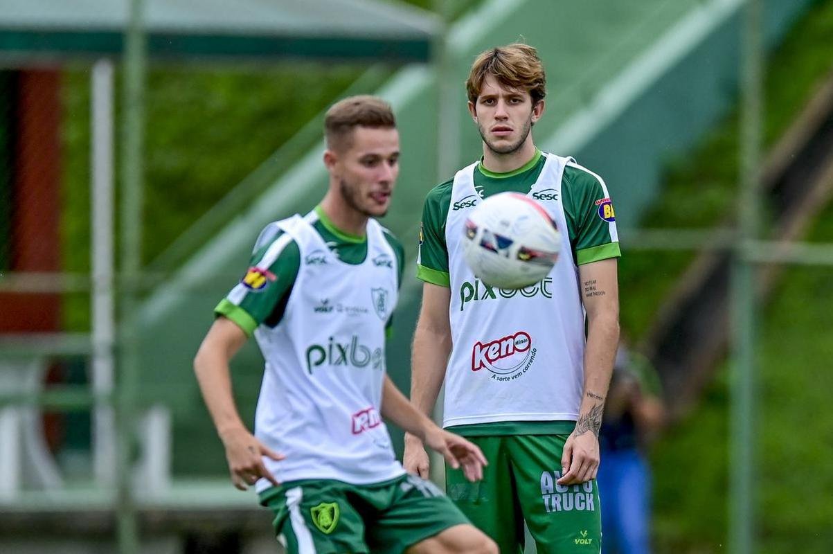 Amrica treinou nesta quinta-feira (10), no CT Lanna Drumond, visando o clssico de sbado contra o Atltico
