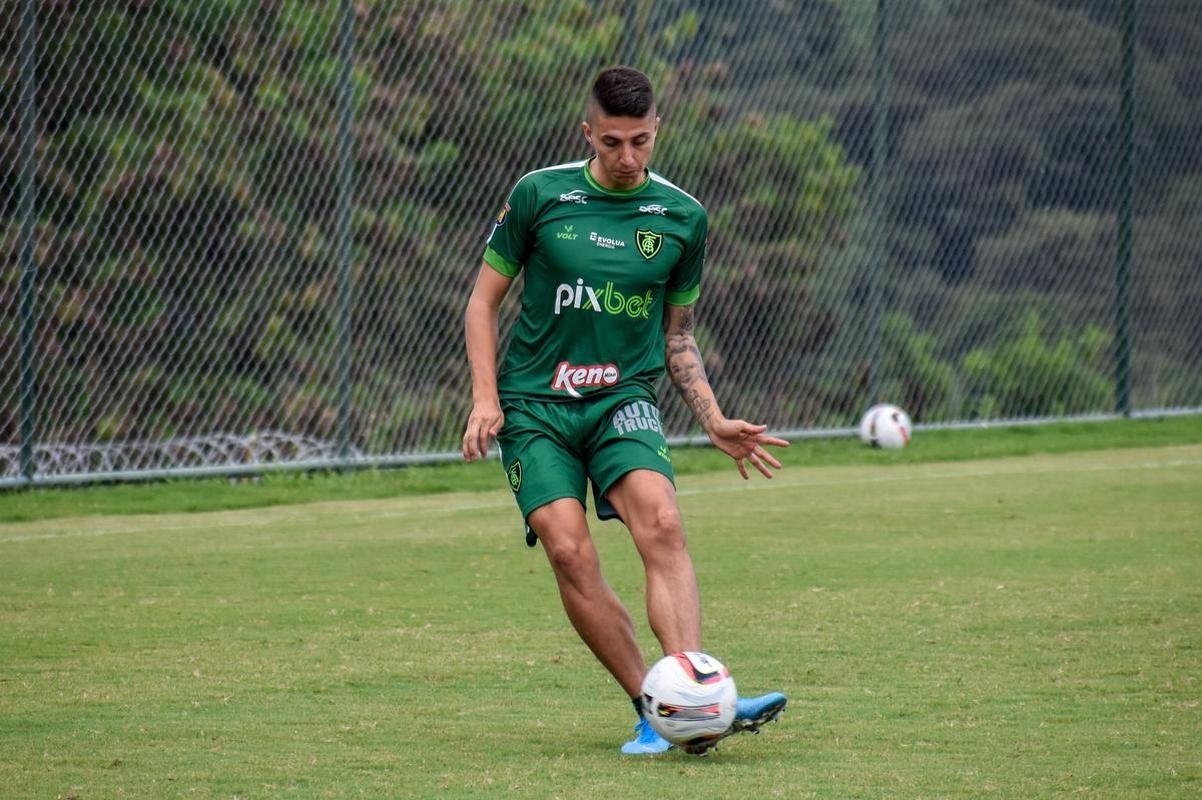 O Amrica deu continuidade nesta tera-feira aos seus trabalhos de pr-temporada. A equipe alviverde fez treinos com e sem bola no CT Lanna Drumond