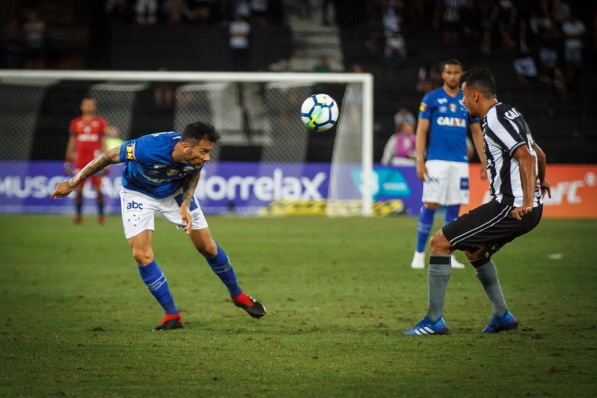 Imagens do jogo entre Botafogo e Cruzeiro, no Estdio Nilton Santos, no Rio de Janeiro