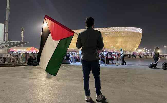 Ahmed Khamis segura a bandeira palestina antes de Argentina x Crocia, no Catar