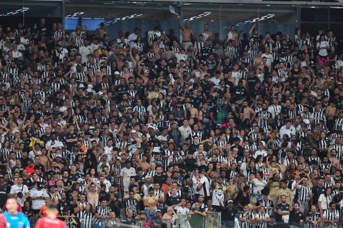 Reaes de Hulk e da torcida do Atltico no jogo com o Libertad