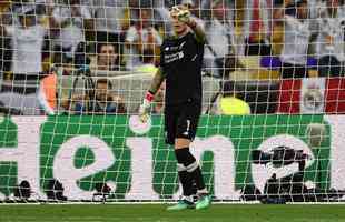 Goleiro Loris Karius, do Liverpool, vacilou na sada de bola, e Benzema, do Real, aproveitou para roubar a bola e abrir o placar na final: 1 a 0