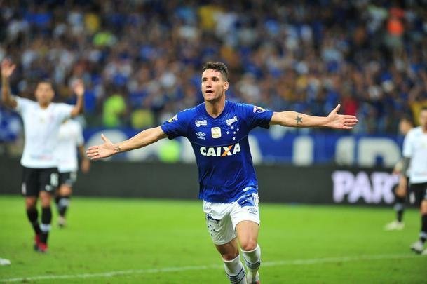 Na primeira partida da final, contra o Corinthians, Thiago Neves foi quem marcou o gol celeste, de cabea, aos 45min do primeiro tempo. O placar ficou barato para o adversrio, pois o goleiro Cssio fez outras boas defesas na partida. Na noite de 10 de outubro, o Mineiro recebeu 46.308 pagantes (53.368 presentes), para uma renda de R$ 4.169.226,50.