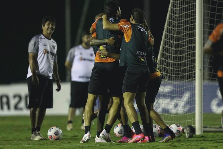 Tcnico Cuca comandou atividade do Atltico no CT da Conmebol no Paraguai 