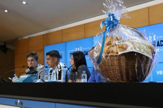 Luis Surez foi apresentado na Arena Grmio nesta quarta-feira (4/1)