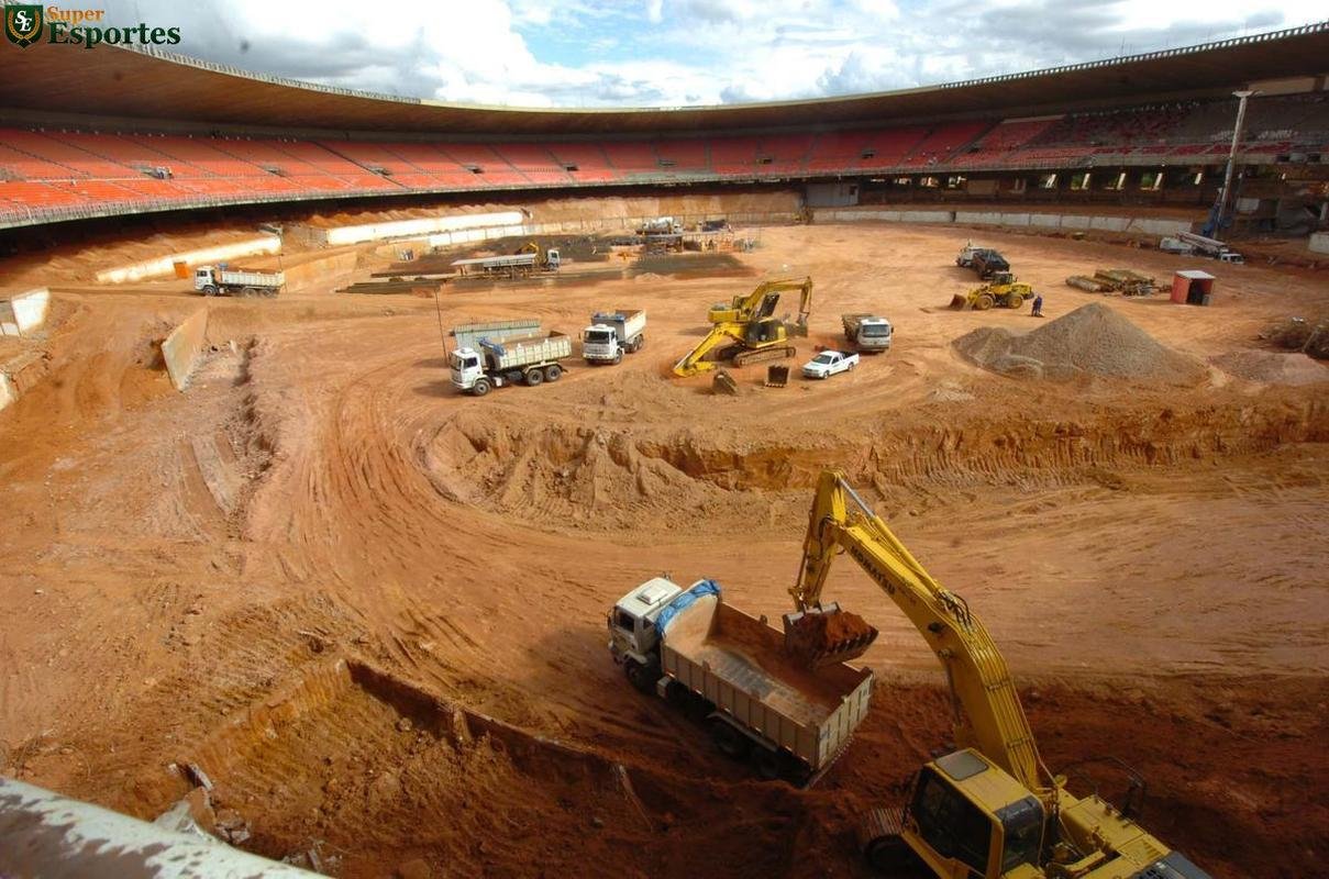28/04/2011 - Intensificadas obras de demolio internas e rebaixamento do nvel do campo