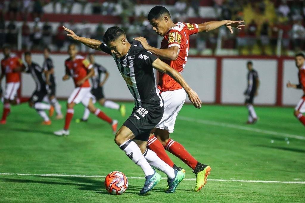 Hulk - O lateral-esquerdo foi seguro, mas no conseguiu ser participativo ofensivamente quando o Atltico precisou, especialmente quando perdia por 1 a 0 j no segundo tempo. Precisa aumentar o nvel de atuaes para se mostrar um concorrente  altura do titular Fbio Santos.