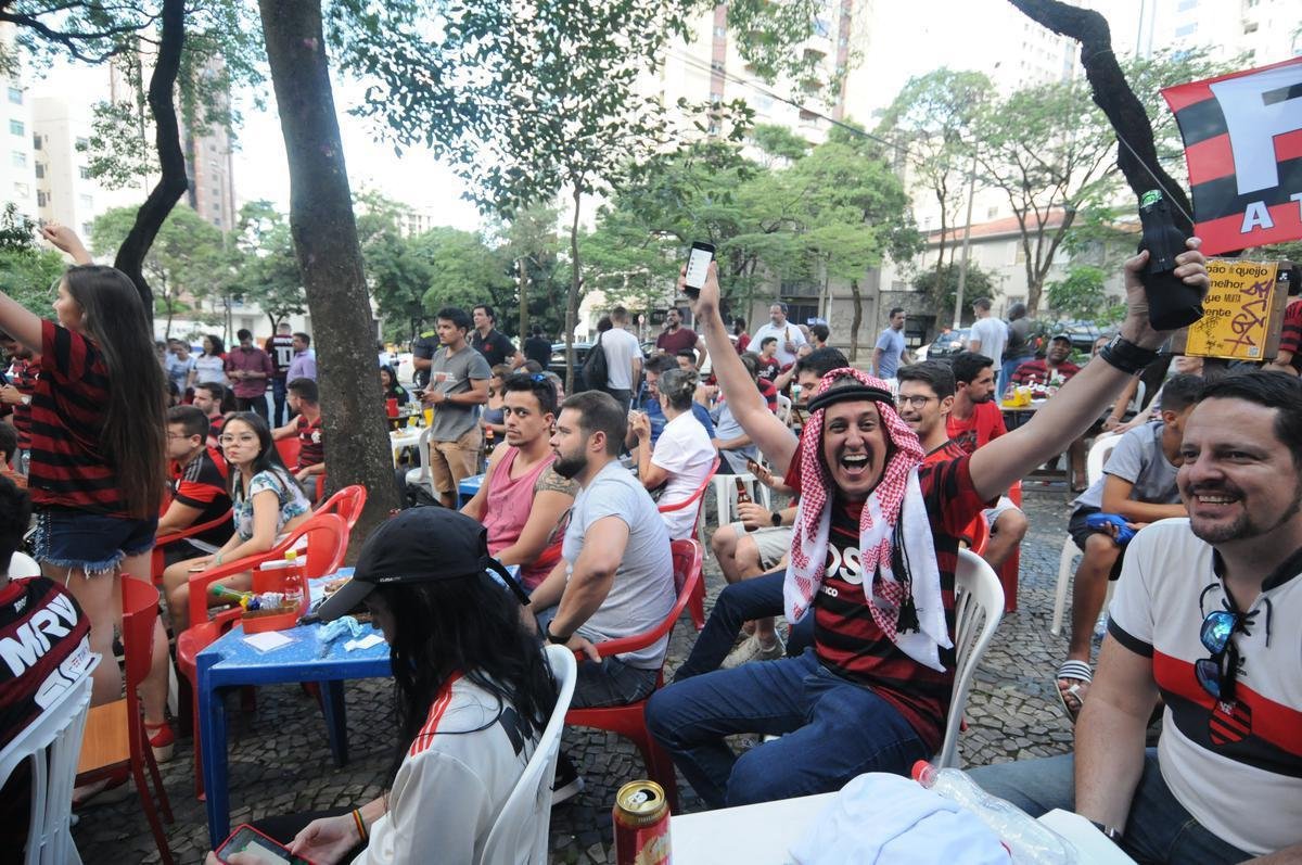 Torcedores do Flamengo se reuniram em bar na Avenida Afonso Pena, em Belo Horizonte, e vibraram com a vitria de virada sobre o Al-Hilal, por 3 a 1, na semifinal do Mundial de Clubes, no Catar. Gols foram de Arrascaeta, Bruno Henrique e Al-Bulayhi, contra. Com triunfo, time carioca jogar a deciso no sbado diante do vencedor da outra semifinal, a ser disputada entre Monterrey e Liverpool.