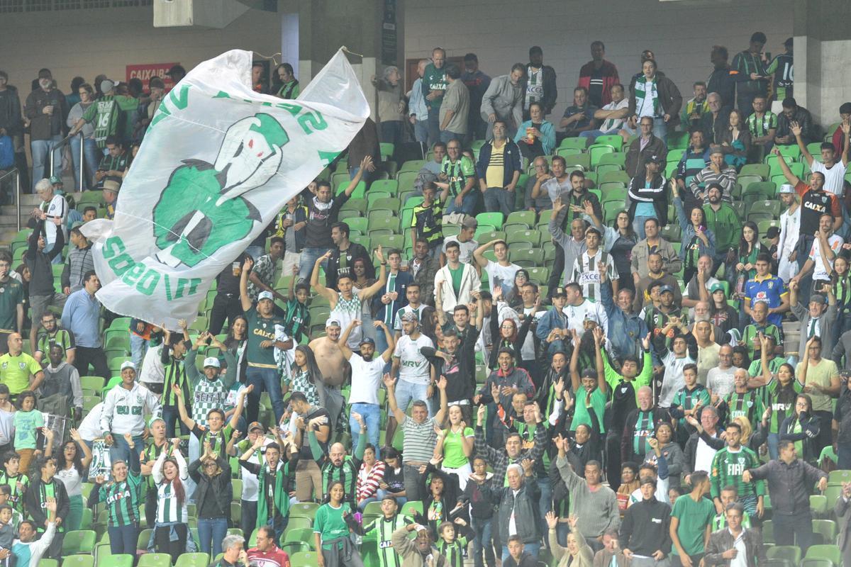 Torcedores do Amrica na partida contra o Internacional, no Independncia, pela 15 rodada do Brasileiro