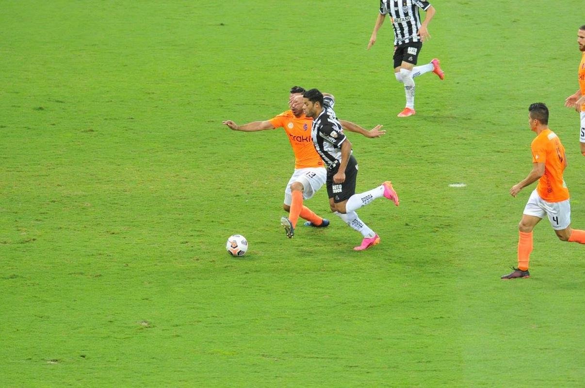 Fotos do gol de Hulk, do Atltico, sobre o La Guaira, no Mineiro, pela Libertadores