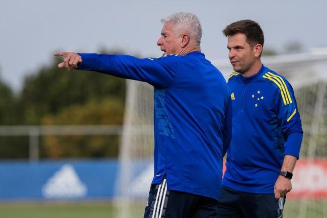 Comisso tcnica de Vanderlei Luxemburgo comandou treino na Toca da Raposa II nesta quarta-feira. Time se prepara para enfrentar o Brusque, s 11h de sbado, no estdio Augusto Bauer, em Santa Catarina, pela 16 rodada da Srie B.