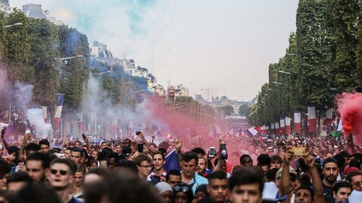 Torcedores franceses tomaram principais pontos turísticos e avenidas de Paris para celebrar o bi mundial