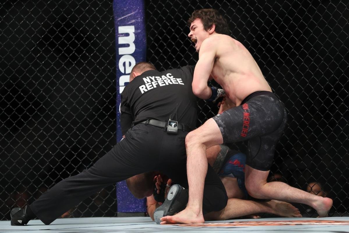 Olivier Aubin-Mercier venceu Evan Dunham por nocaute tcnico aos 53s do 1 round