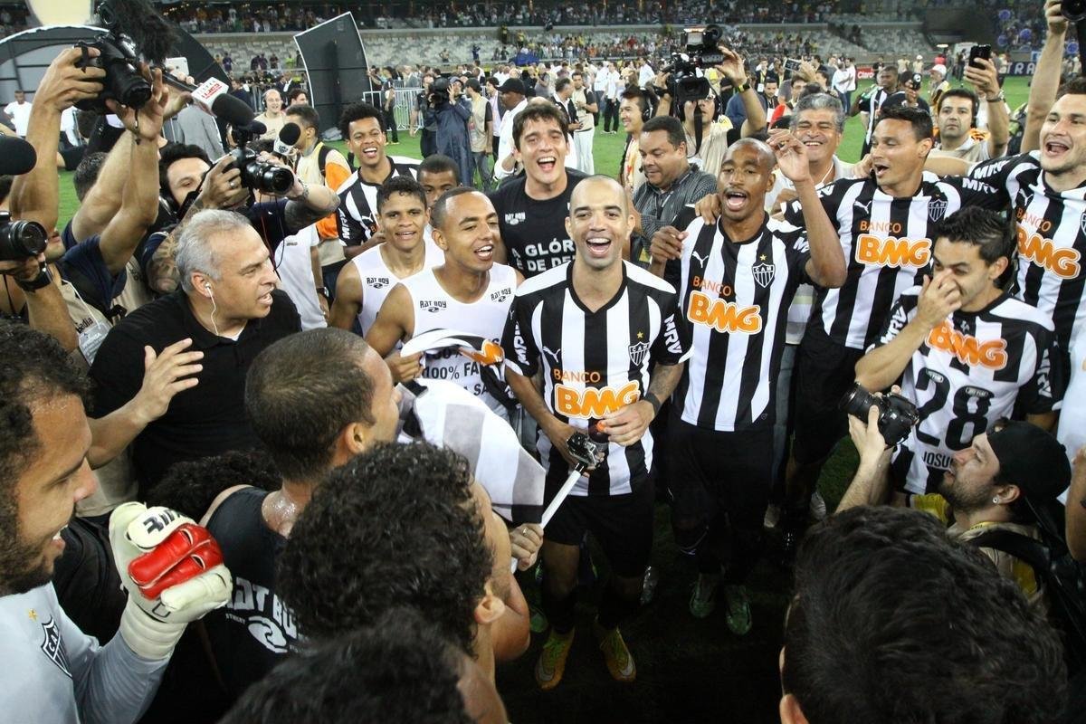 Capito Leonardo Silva ergue a taa e jogadores festejam o ttulo indito da Copa do Brasil