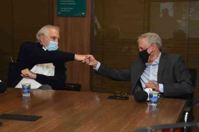 Rubens Menin cumprimenta Emanuel Carneiro em reunio antes do anncio oficial da compra da Rdio Itatiaia 
