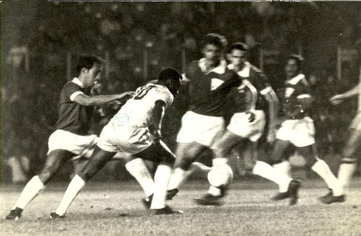 Em amistoso disputado em 1969, Atltico venceu a Seleo Brasileira por 2 a 1, no Mineiro. Amauri Horta e Dario marcaram para os donos da casa, enquanto Pel descontou para os visitantes.