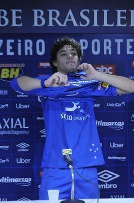 Lateral-esquerdo Dod, de 26 anos, foi apresentado pelo Cruzeiro na Toca; Jos Benedito, pai do lateral, e Jnior Pedroso, empresrio, estiveram presentes