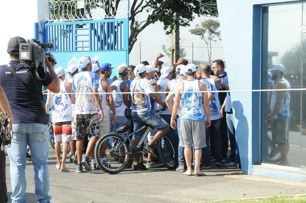 Integrantes da Mfia Azul protestaram na tarde desta tera, na porta da Toca II