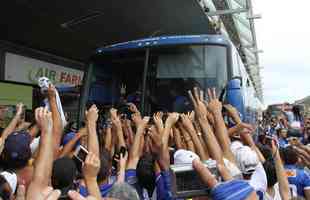 Na chegada ao Aeroporto de Confins, jogadores do Cruzeiro, campeões brasileiros, fizeram festa com a torcida e até subiram no teto do ônibus do clube