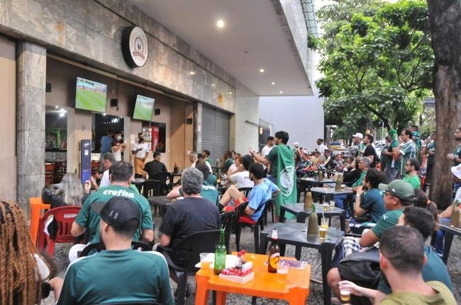 Movimentao grande em bares da capital mineira para o jogo decisivo
