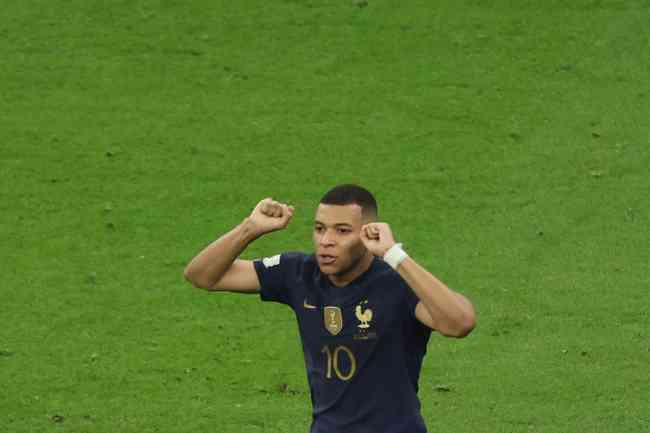 Mbappé se torna o 2º jogador a marcar hat-trick em final de Copa