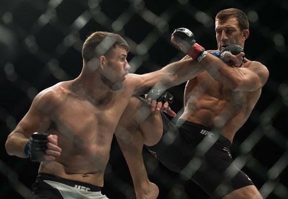 Considerado azarão na luta principal do UFC 199, em Los Angeles, Michael Bisping surpreende Luke Rockhold e conquista o cinturão do peso médio, com nocaute arrasador no primeiro round