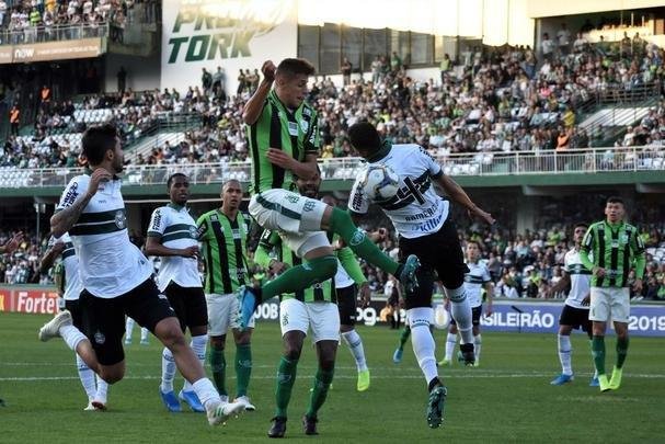 Fotos do duelo entre Coritiba e América, no Couto Pereira, em Curitiba, pela 25ª rodada da Série B do Campeonato Brasileiro