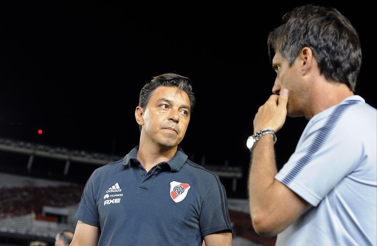 Depois do adiamento da final da Libertadores, jogadores de River Plate e Boca Juniors estiveram no gramado do Monumental de Nez e trocaram algumas palavras amistosas