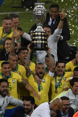 Seleção Brasileira derrota Peru por 3 a 1, conquista Copa América e ergue a taça no Maracanã; veja as fotos da festa do Brasil