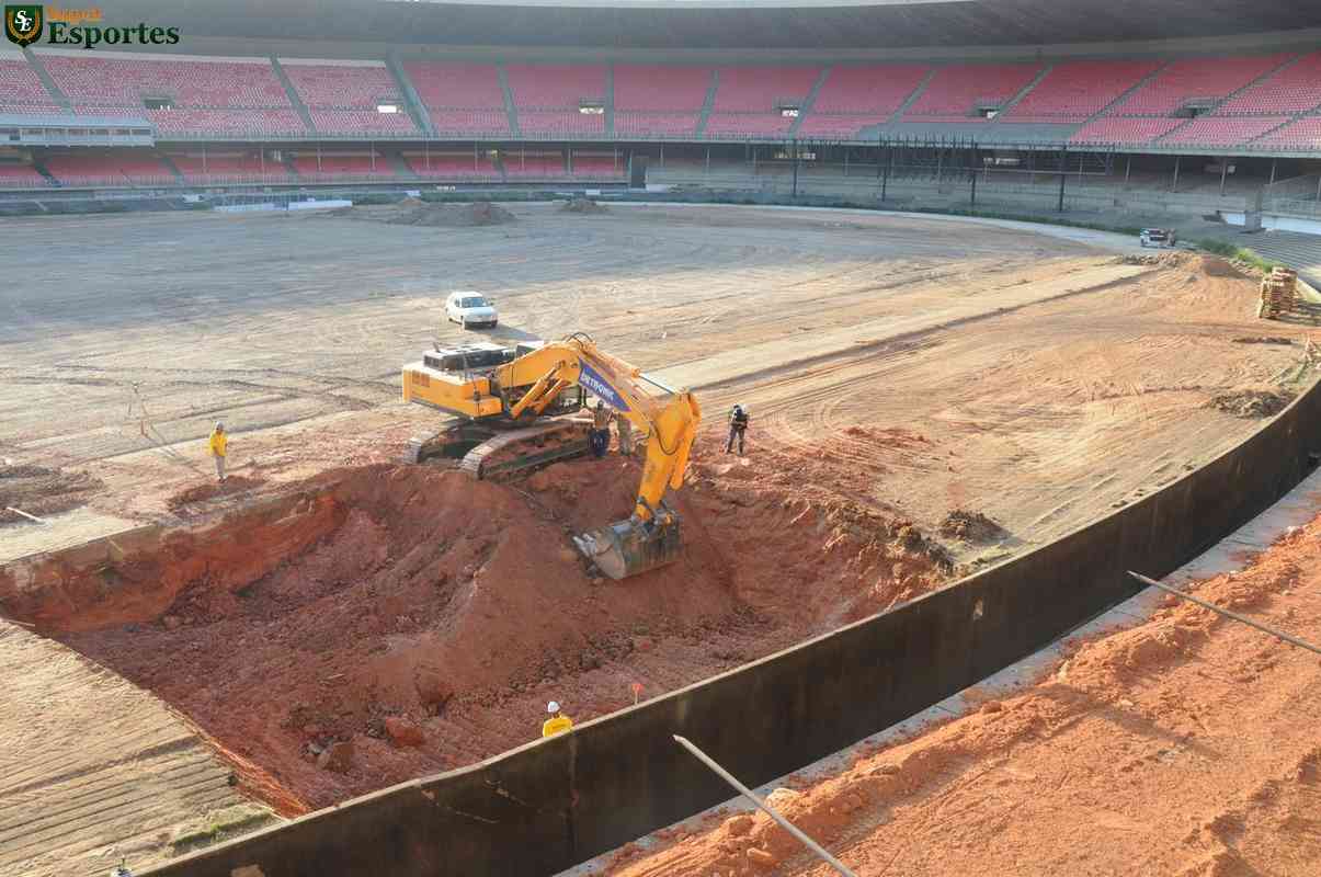 09/08/2010 - Fase de demolição de estruturas internas do estádio, como geral, e rebaixamento do gramado