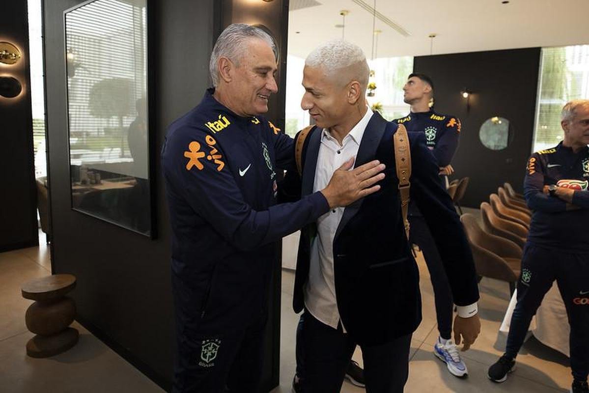 Nesta segunda-feira, os atletas que defendem clubes europeus comearam a se apresentar em Turim. Com isso, a Seleo Brasileira aguarda apenas a chegada de Marquinhos e Neymar 