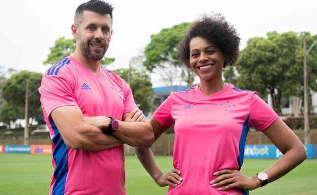 Pezzolano vestiu a camisa rosa do Cruzeiro na campanha de lanamento do uniforme