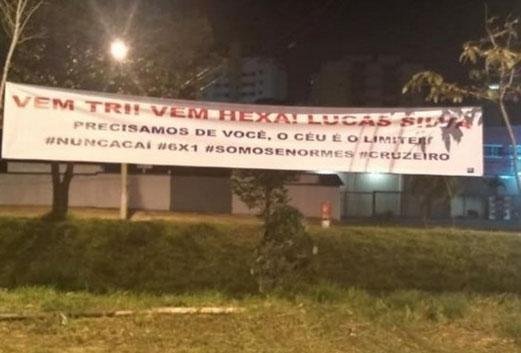 Faixas de incentivo para os jogadores e o tcnico Mano Menezes