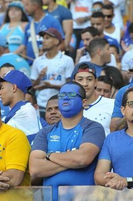 Imagens das torcidas de Cruzeiro e So Paulo no Mineiro