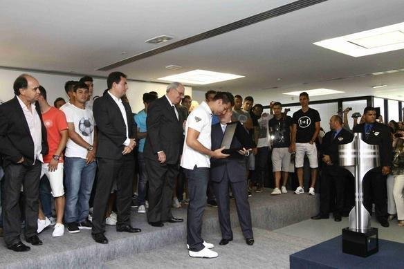 Governador Anastasia entregou uma placa aos campees brasileiros e recebeu uma camisa do Cruzeiro de presente, na Cidade Administrativa