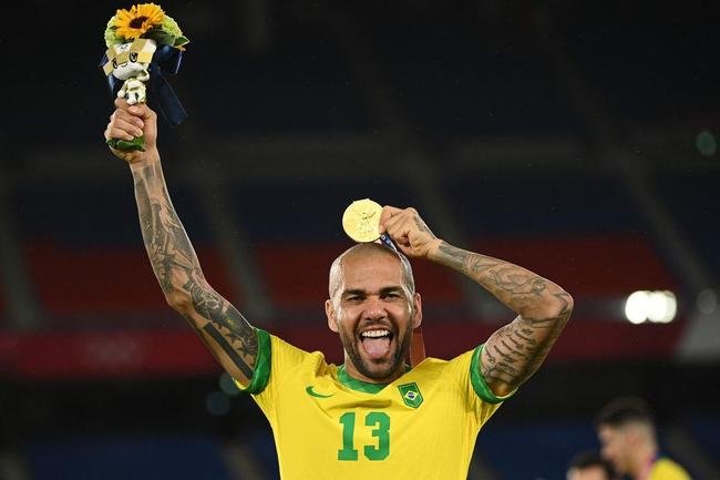 Jogadores da Sele��o Brasileira recebem a medalha de ouro pela conquista ol�mpica no futebol