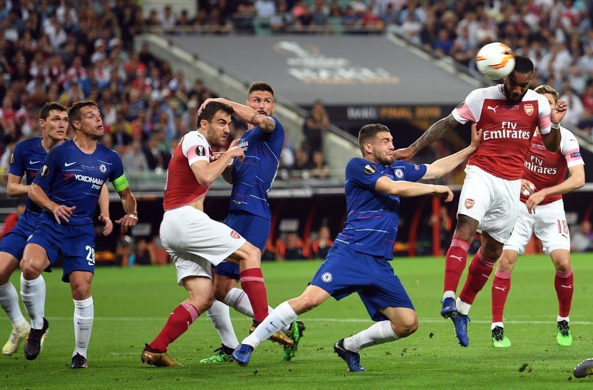 Com direito a um show de Hazard no segundo tempo, quando o craque belga marcou dois gols e ainda deu assistncia para Pedro balanar as redes, o Chelsea goleou o Arsenal por 4 a 1, nesta quarta-feira, no estdio Olmpico de Baku, no Azerbaijo, e conquistou o seu segundo ttulo da Liga Europa