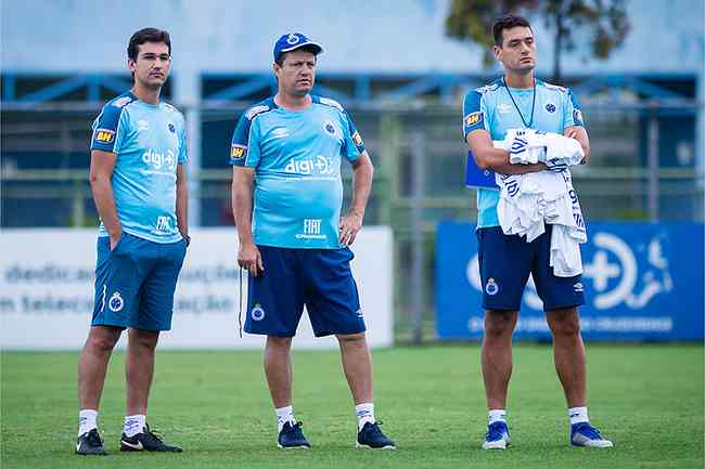 Adilson Batista comandou ltimo treino do Cruzeiro na tarde deste sbado, na Toca II