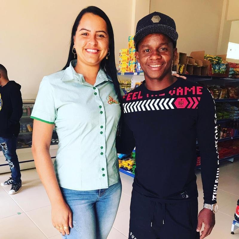 Comerciria Railine Miranda Santana, torcedora do Cruzeiro, com Cazares
