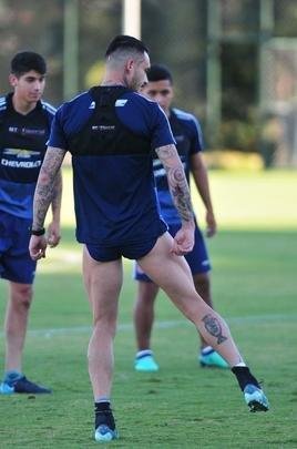 Elenco da Universidad de Chile treinou nesta tera-feira  tarde na Cidade do Galo, em Vespasiano. Time chileno se prepara para enfrentar o Cruzeiro na quinta, s 19h15, no Mineiro, pela Copa Libertadores. Tcnico Angel Guillermo Hoyos ter retornos do zagueiro Jara e do lateral-esquerdo Beausejour