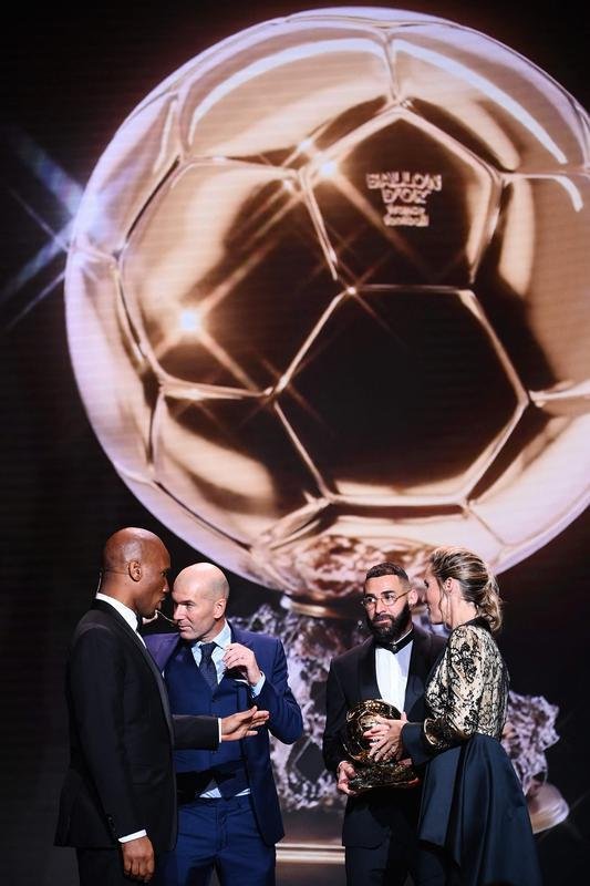 Karim Benzema recebe prmio Bola de Ouro, da Revista France Football, como melhor do mundo na temporada 2021/22. 