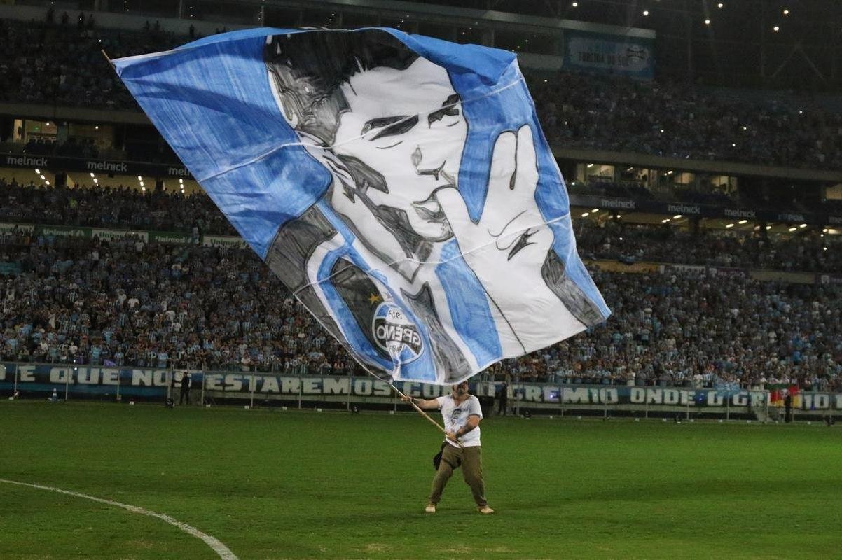 Luis Surez foi apresentado na Arena Grmio nesta quarta-feira (4/1)